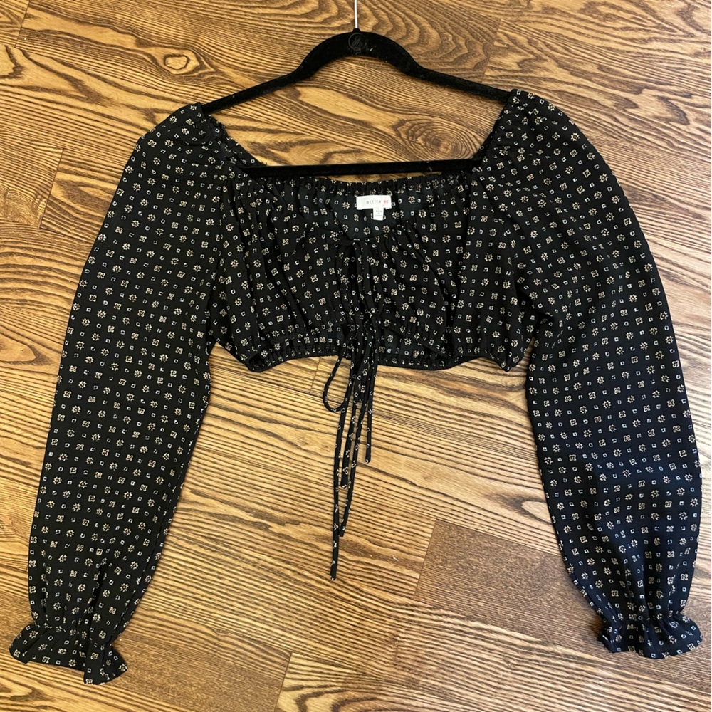 Long sleeve crop top with beautiful design and tie in front